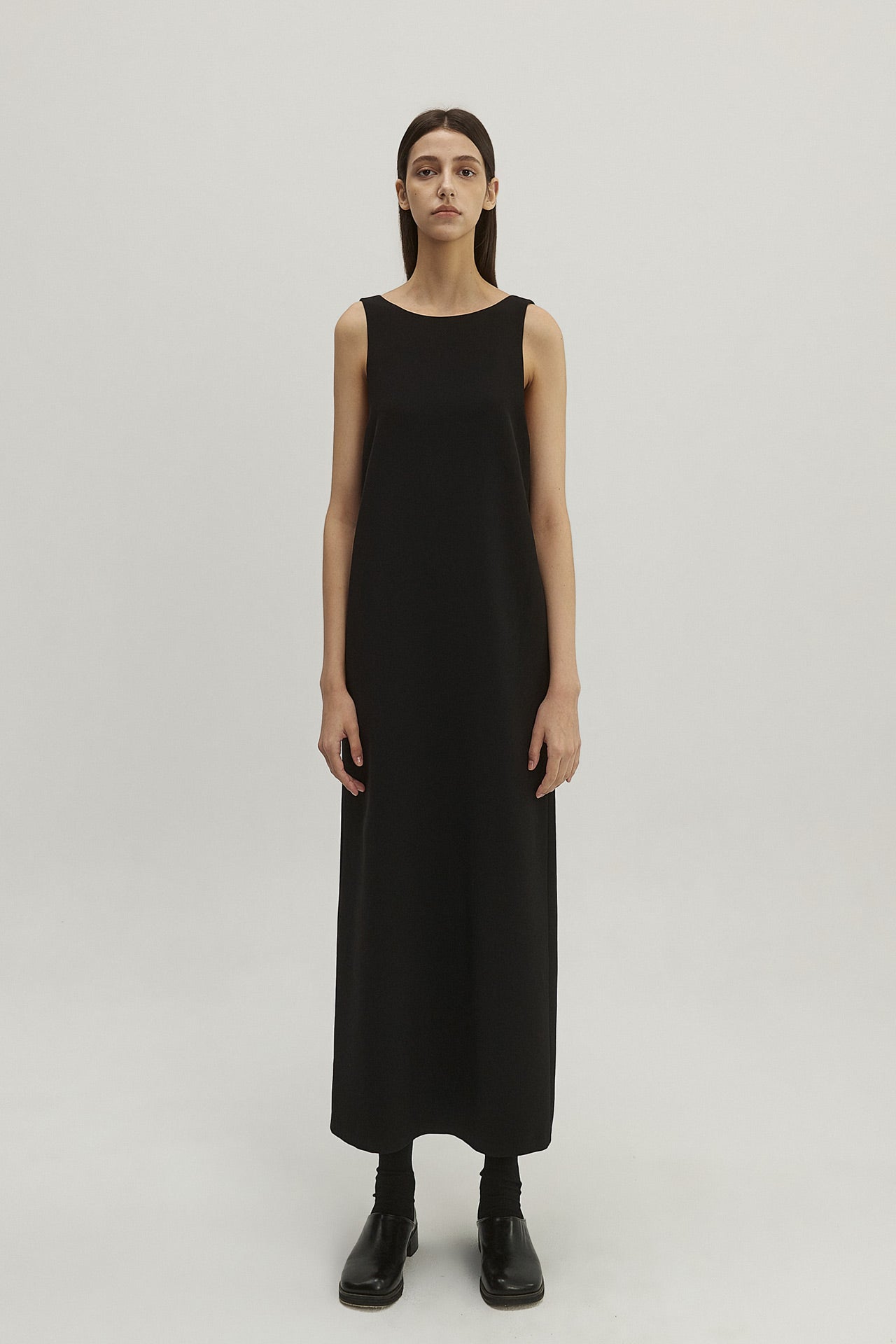 BACKLESS DRESS