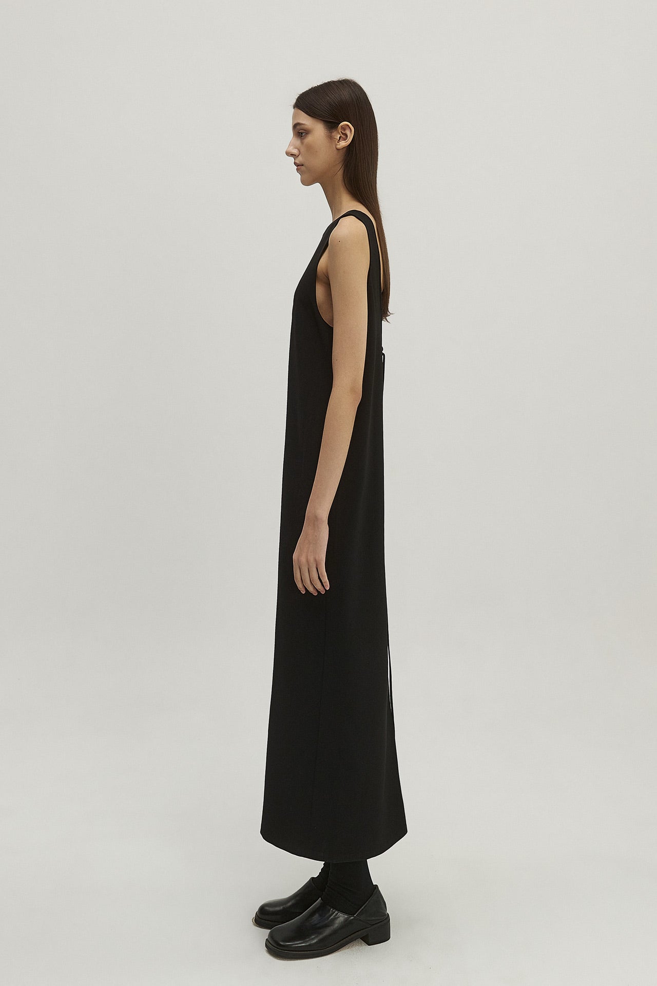 BACKLESS DRESS